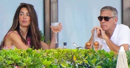 Stylowi George Clooney i młodsza o 17 lat Amal PRZYCIĄGAJĄ spojrzenia w St-Tropez. Para jak z żurnala? (FOTO)