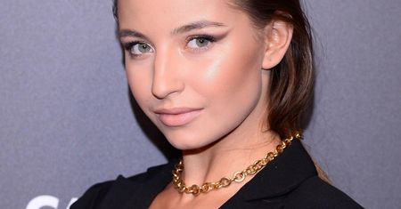 Julia Wieniawa stawia na mom jeans. Takie stylizacje będą królowały tego lata