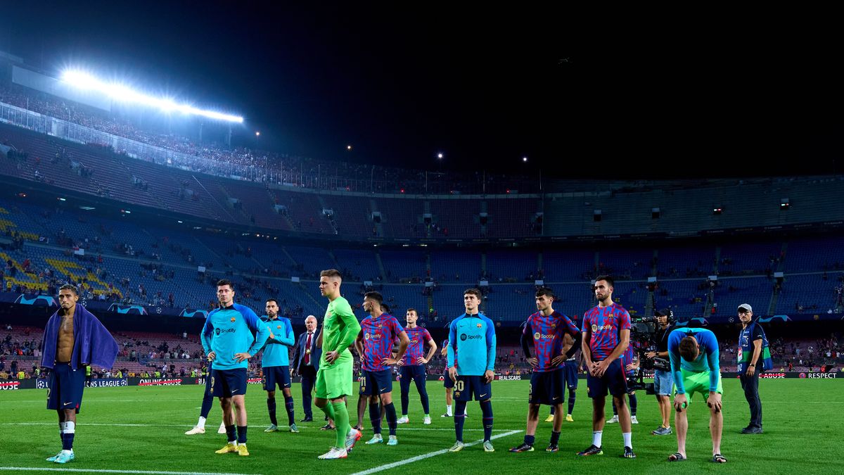 BARCELONA, SPAIN - OCTOBER 26: FC Barcelona players look dejected following their side's defeat and elimination from the UEFA Champions League in the UEFA Champions League group C match between FC Barcelona and FC Bayern München at Spotify Camp Nou on October 26, 2022 in Barcelona, Spain. (Photo by Alex Caparros - UEFA/UEFA via Getty Images)