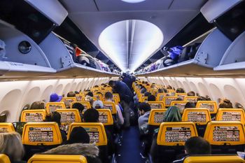 Pasażer próbował zjeść swój paszport. Inny chciał spłukać dokument w toalecie