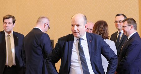 Koronawirus w Polsce. Skandal z nakazami pracy w DPS. Wojewoda mazowiecki Konstanty Radziwiłł do dymisji? Decyzja premiera