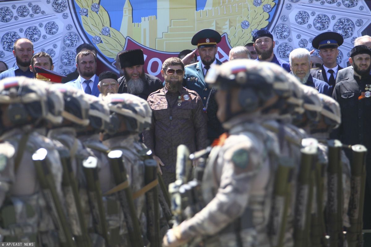 Ramzan Kadyrow obserwuje, jak wojska maszerują podczas parady wojskowej z okazji Dnia Zwycięstwa