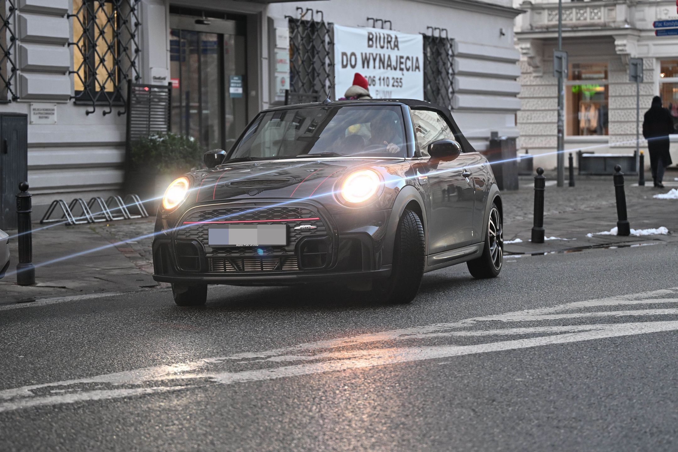 Dawid Woliński zaparkował swojego elektryka na zakazie