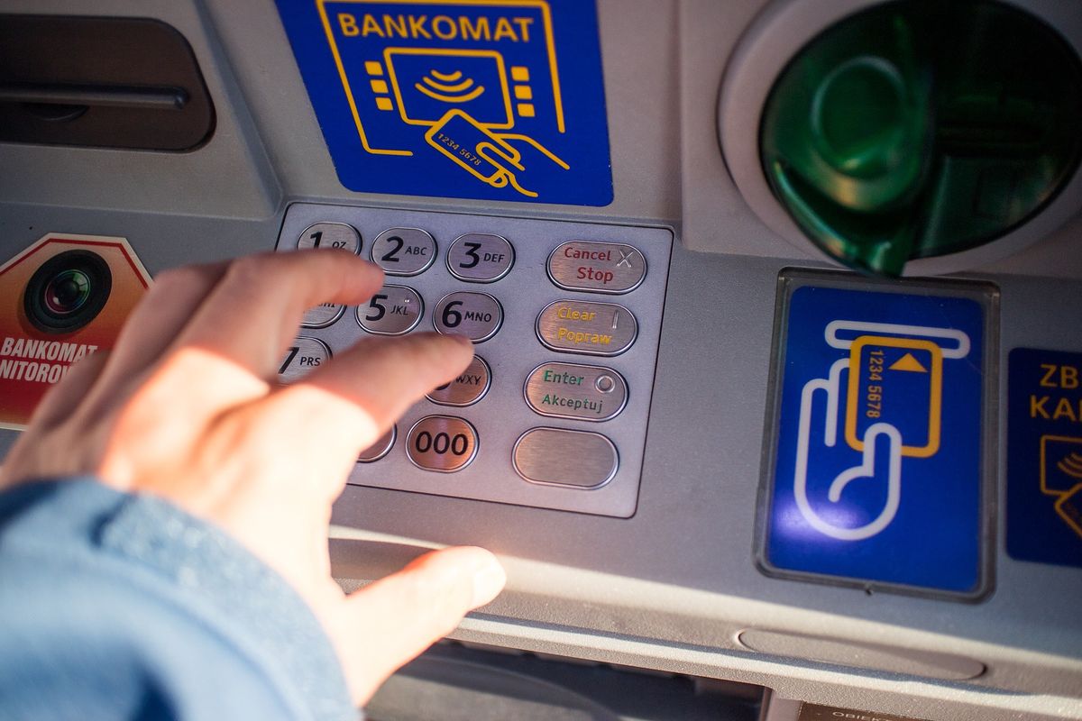 Mężczyzna, który oszukiwał za pośrednictwem kodów BLIK, wpadł, gdy wypłacał pieniądze z bankomatu