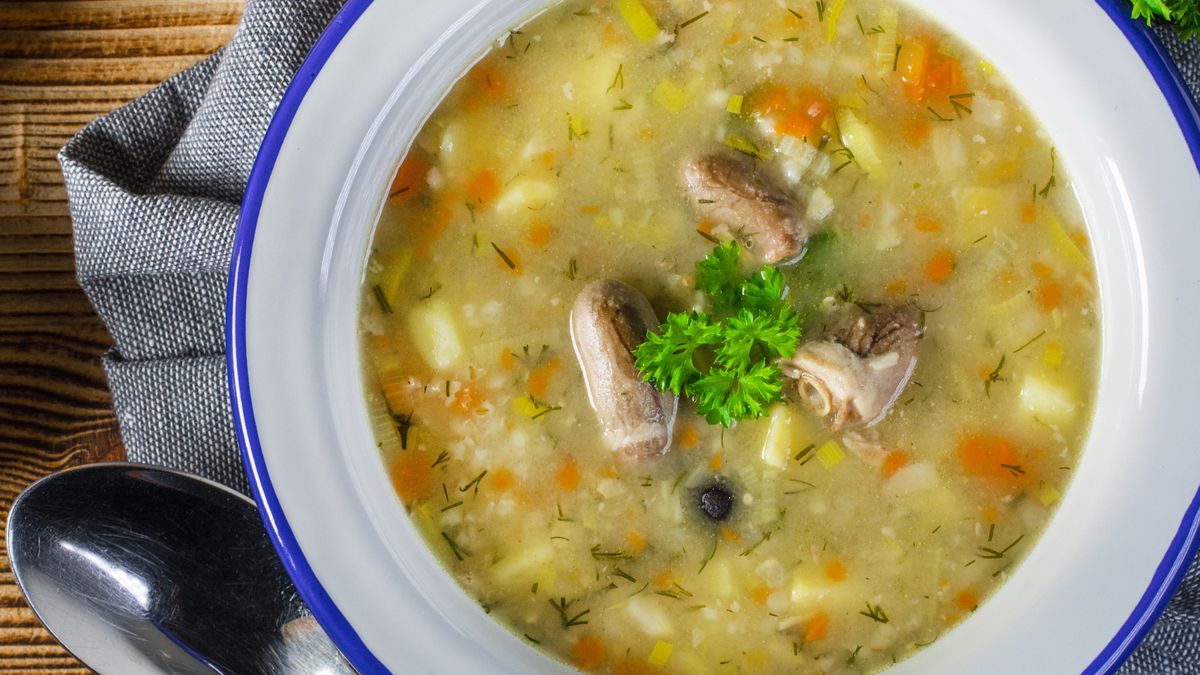 Krupnik na kiełbasie - przepis krok po kroku