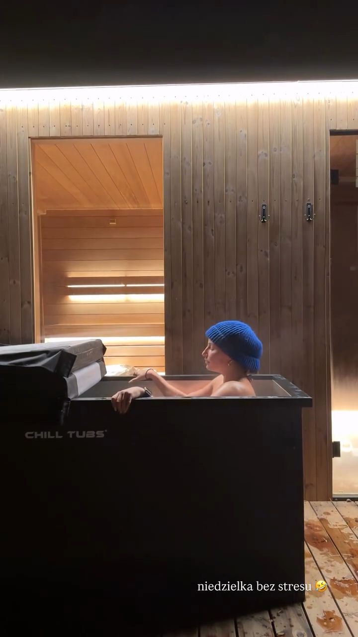 Julia Wieniawa w wannie do schładzania