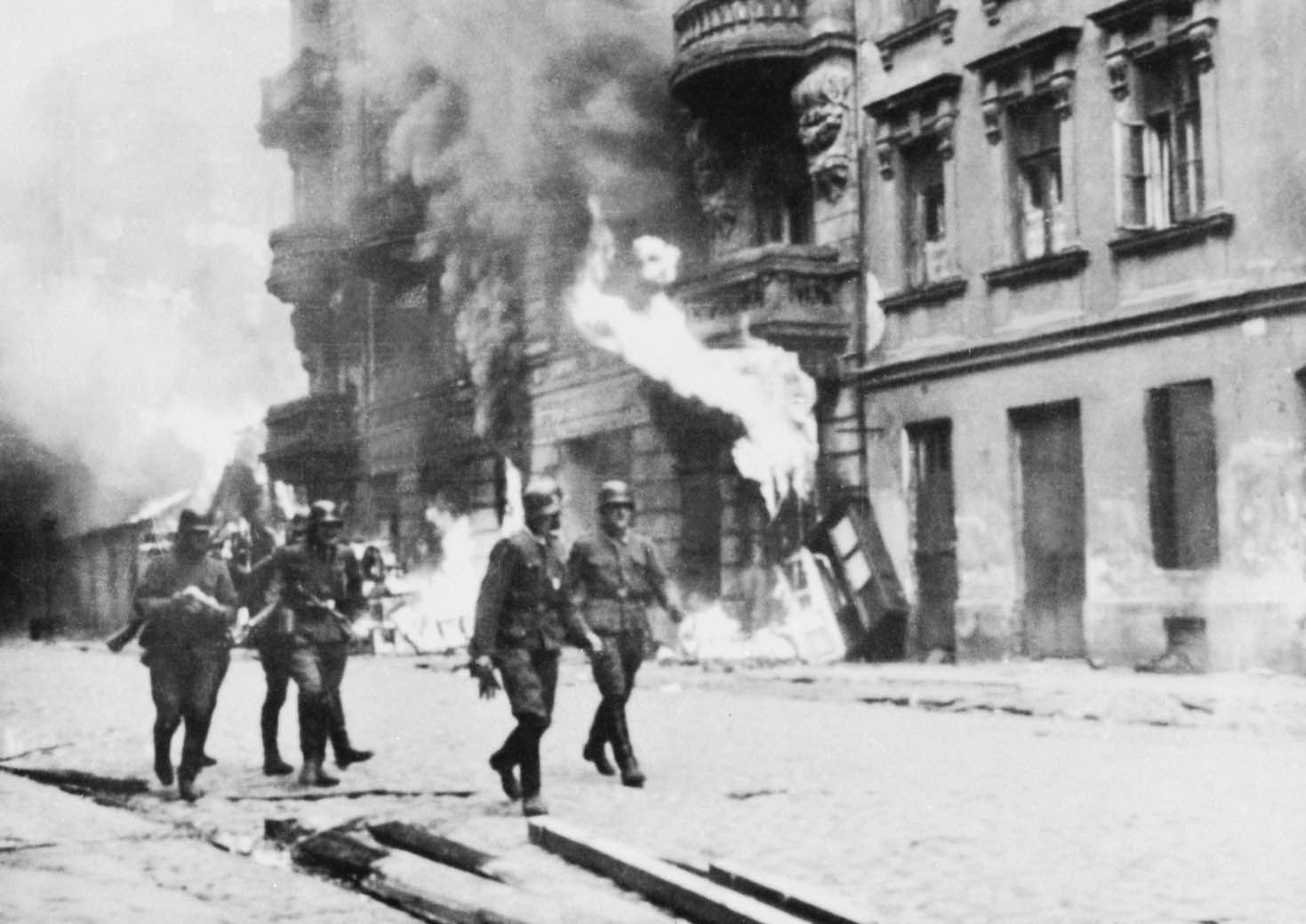 Warszawa. Po upadku zbrojnego powstania Żydów w getcie (19 kwietnia-15 maja 1943) nastąpiła ostateczna eksterminacja mieszkańców getta i jego zniszczenie, nadzorowane przez generała SS Jürgena Stroopa