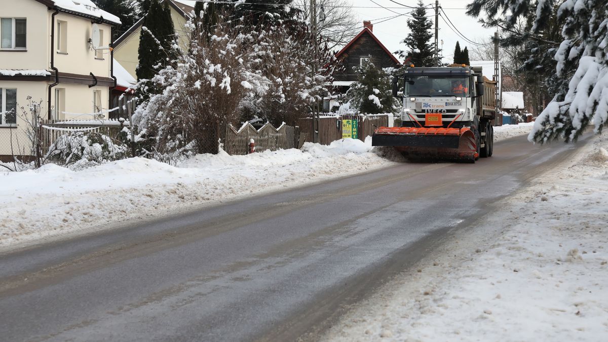 Zima uderzy w Polskę. 15 mln zł na drogi i tysiące ton soli w za