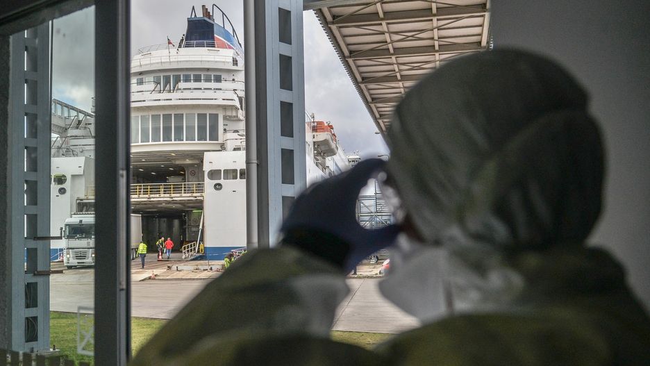 Koronawirus w Polsce. Sanepid szuka Polaków z promu