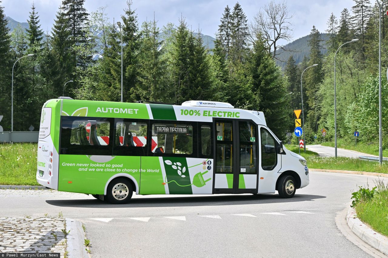 Awaria elektrycznego busa. Utknął przed Morskim Okiem