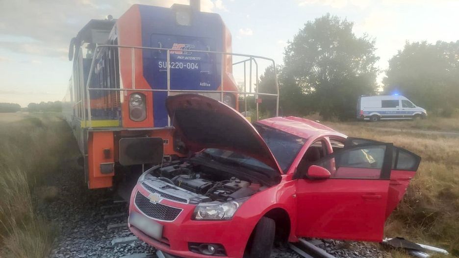 Dramat na torach. Wjechała autem pod pociąg 