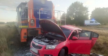Dramat na torach. Wjechała autem pod pociąg