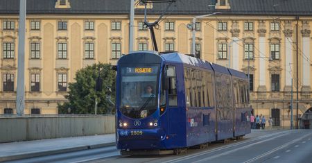 Wrocław. Przeciwko decyzji Trybunału. Flagi UE na autobusach i tramwajach