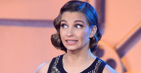 Zasłaniała nagiego modela. Zdjęcia z sesji trafiły do sieci