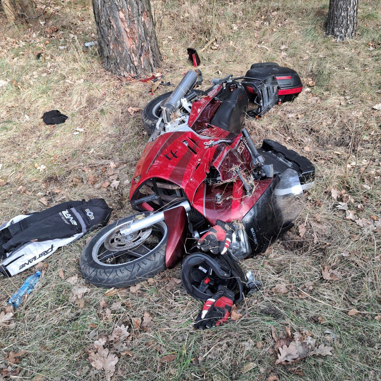 41-letni motocyklista wjechał w drzewo. Na miejscu LPR
