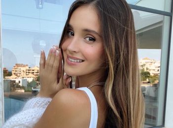 Pokazała "polka dot manicure". Zimą 2025 nadal będzie modny