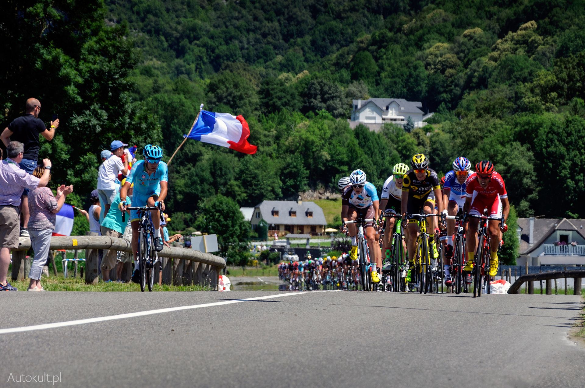 Po chłodnym i pochmurnym poranku, ósmy etap Tour de France został ogrzany słońcem, świecącym z przejrzystego nieba. Gorąc tego dnia był jednak tylko jednym z wielu wyzwań, którym czoła musieli stawić kolarze. Przed nimi był trudny etap górski z kilkoma podjazdami z piekła rodem.