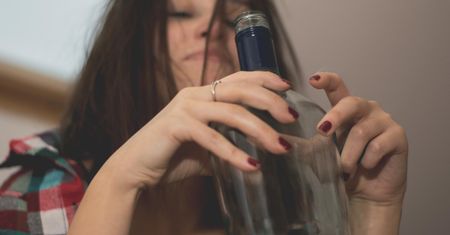 Leczą się z alkoholizmu, ale alkohol mają o krok od szpitala. "Chory paradoks"