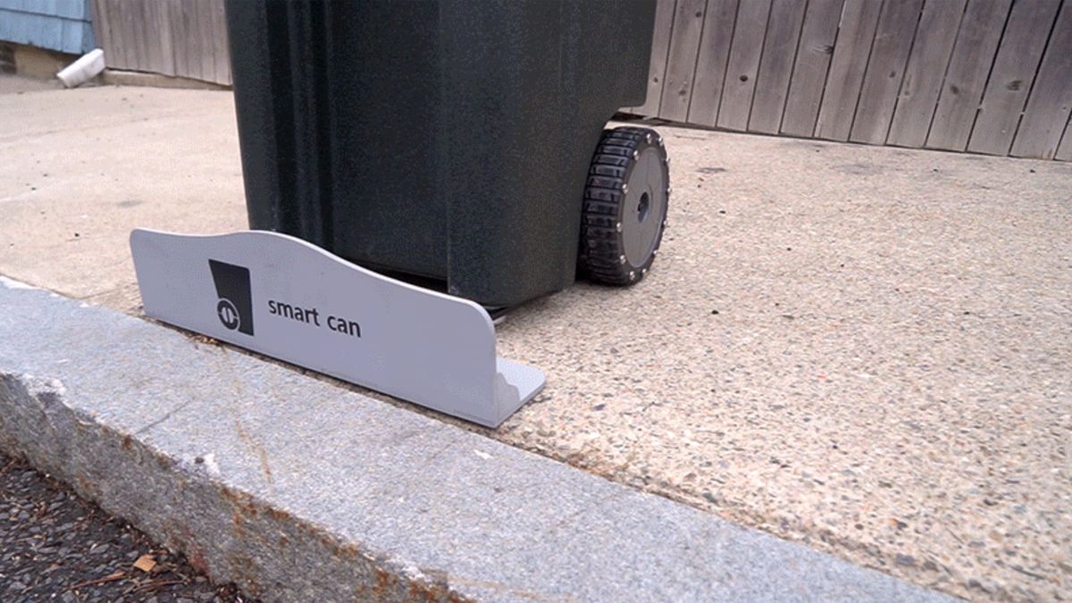Inteligentny kosz na śmieci, który sam wyjeżdża naprzeciw śmieciarce 1