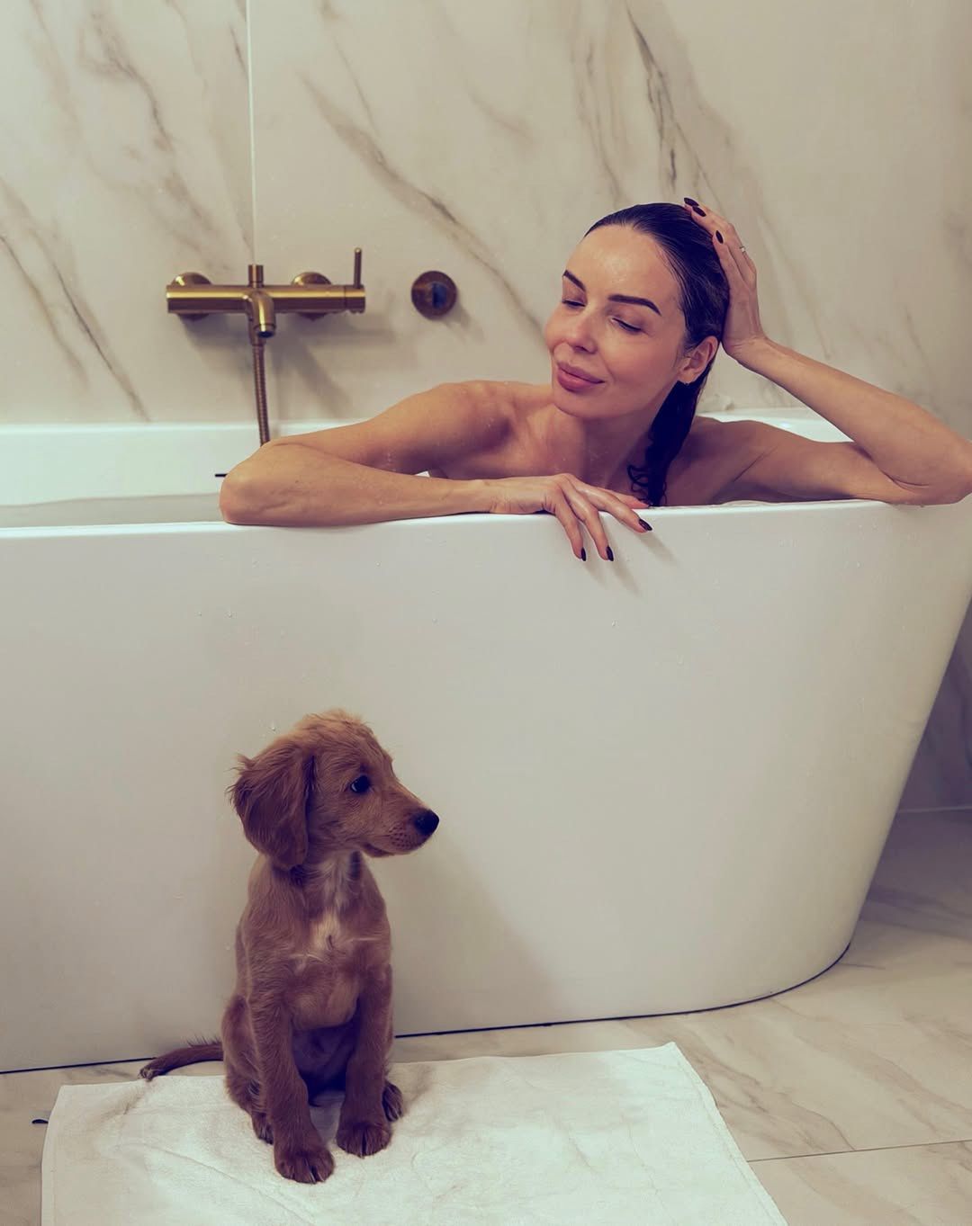 Agnieszka Włodarczyk pozdrawia z wanny