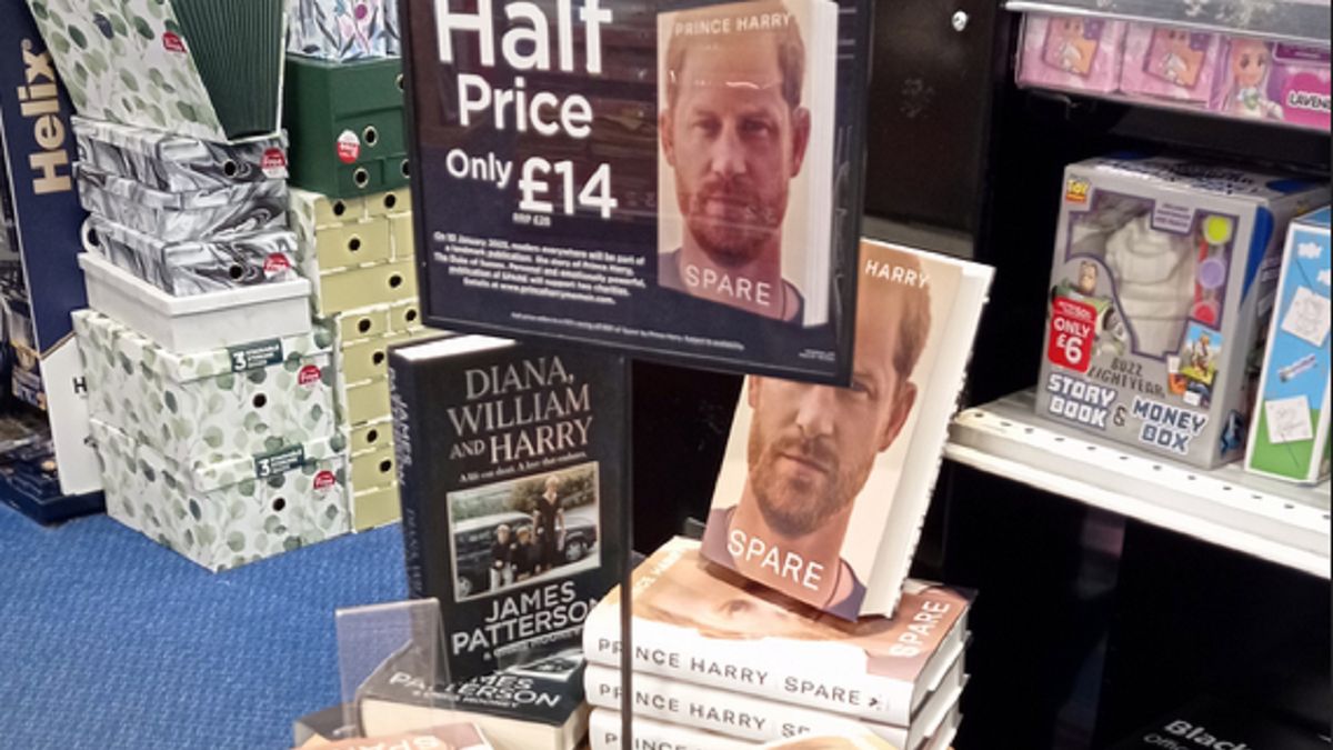 Andrieja Mołodkina stworzył zakrwawione egzemplarze książki.