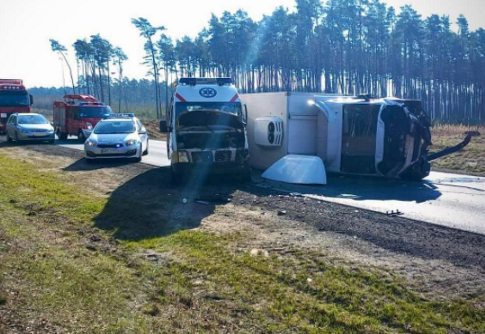 Karetka pogotowia zderzyła się z busem