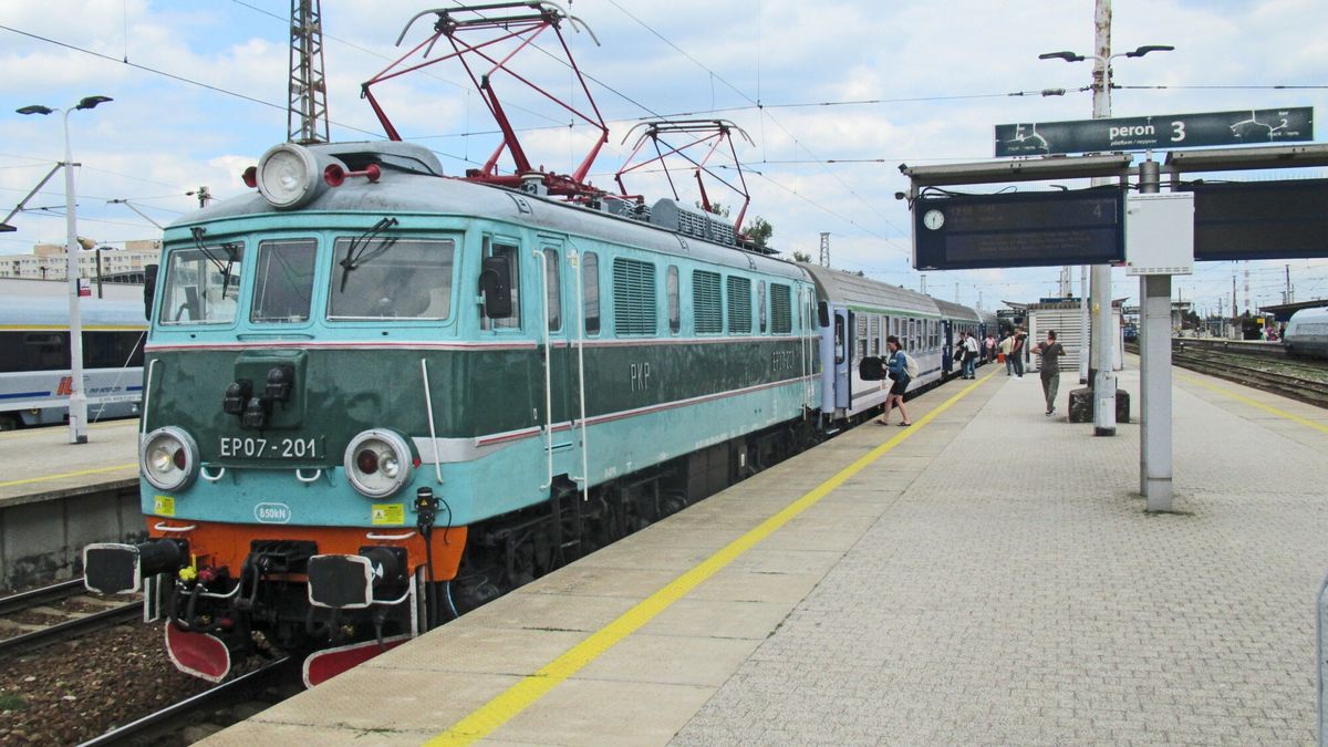 Polskie koleje Marek Bazak
PHOTO: ZOFIA I MAREK BAZAK / EAST NEWS 07.2024  Dworzec kolejowy stacja Warszawa Wschodnia N/z Pociag TLK Mierzeja z Dorohuska do Gdyni na czele polska lokomotywa elektryczna EP07 w przywroconym dawnym malowaniu
MAREK BAZAK