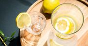 Zaskakujące zalety picia wody z cytryną. Jaki ma wpływ na zdrowie?