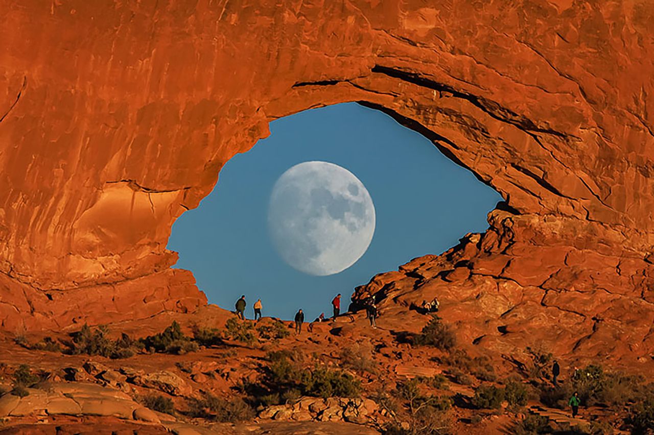 Niesamowite zdjęcie Księżyca w łuku skalnym. Wygląda jak wielkie oko