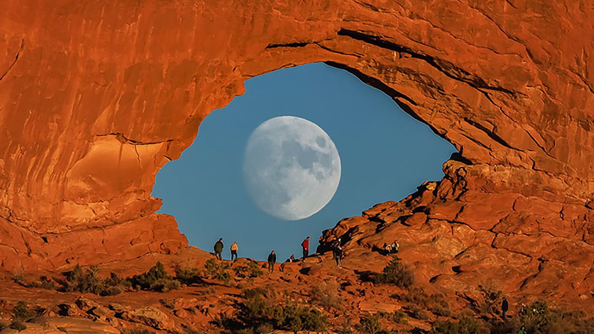 Niesamowite zdjęcie Księżyca w łuku skalnym. Wygląda jak wielkie oko 1