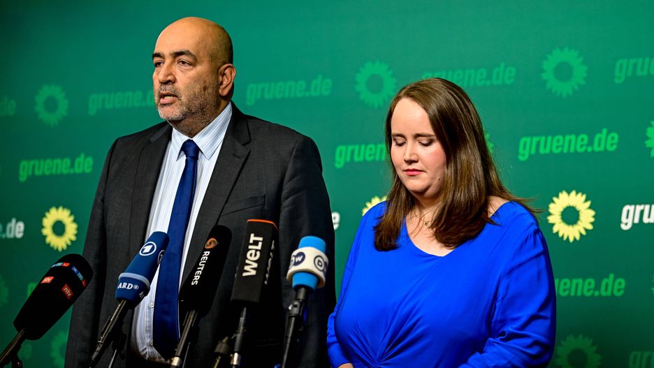 Statement by the German Green Party Chairwoman
25 September 2024, Berlin: Germany's Green Party Chairwoman Ricarda Lang (r) and Omid Nouripour speak at a press conference at the federal headquarters of Alliance 90/The Greens. After the party's failures in several elections, the Green leadership is drawing personnel consequences. Photo: Fabian Sommer/dpa 
Dostawca: PAP/DPA.
Fabian Sommer
Greens