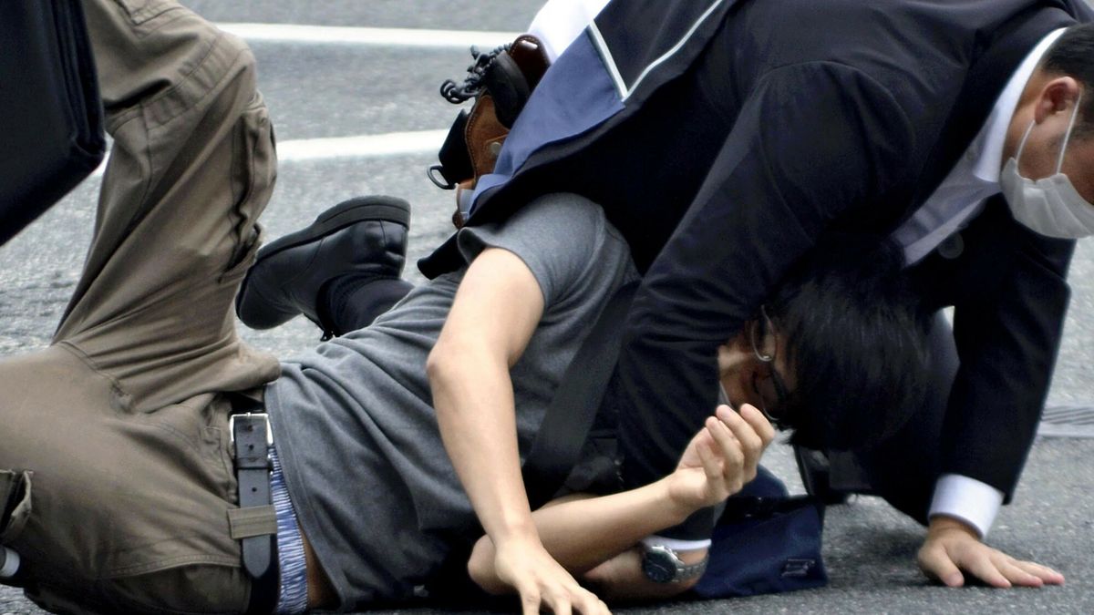 Moment schwytania zabójcy Shinzo Abego.
