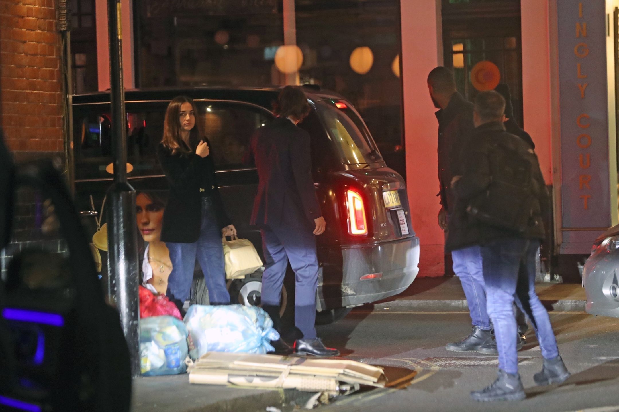 Tom Cruise i Ana de Armas przed restauracją w Londynie