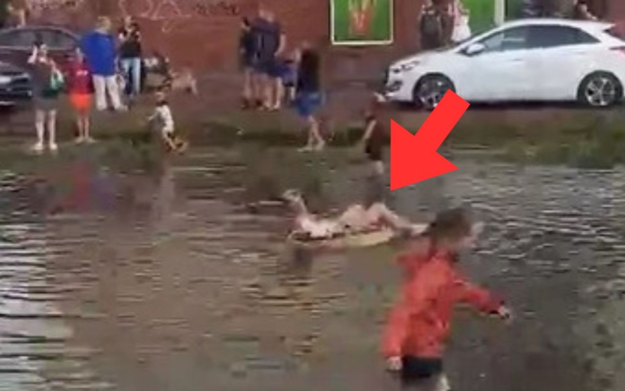 Sceny po ulewie. Urządzili sobie kąpielisko na ulicy
