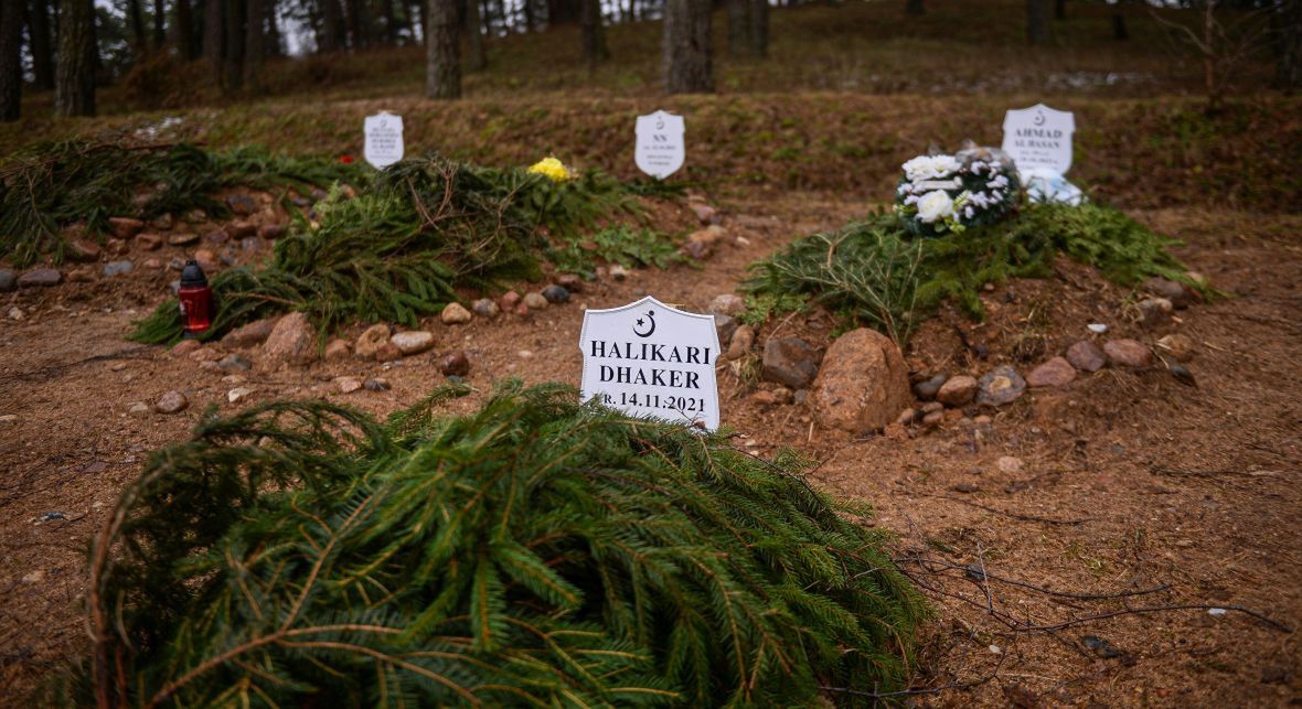 Groby trzech migrantów, którzy zginęli na pograniczu oraz nienarodzonego dziecka, które zmarło w wyniku poronienia. Bohoniki, cmentarz muzułmański, styczeń 2022 roku