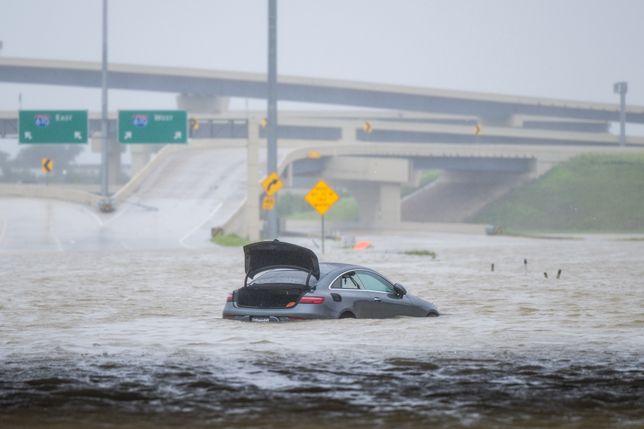 Po uderzeniu huraganu już ponad dwa mln mieszkańców okolic Houston nie mają prądu