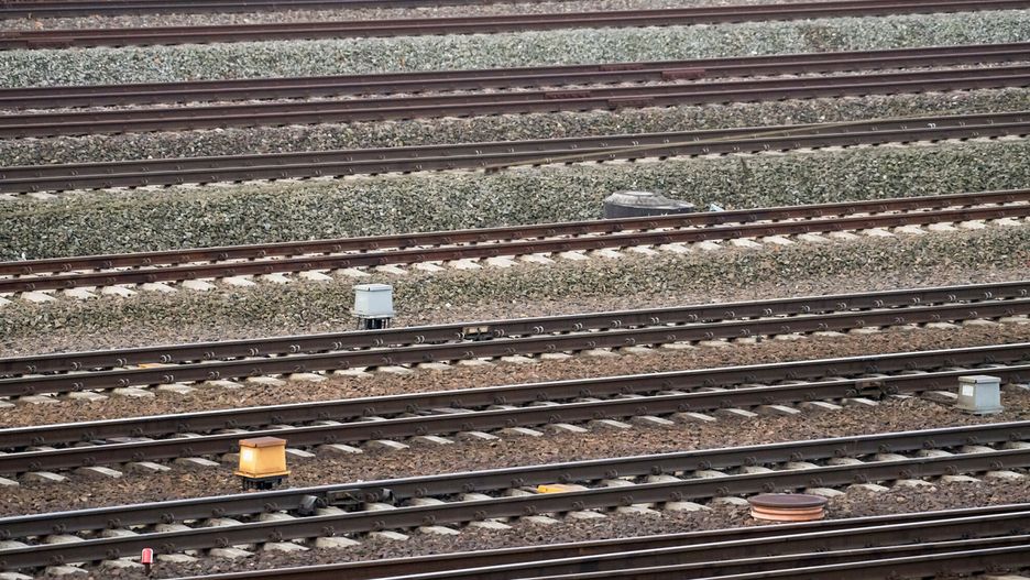 Huta Deręgowska. Pociąg towarowy wjechał w busa. Są ofiary