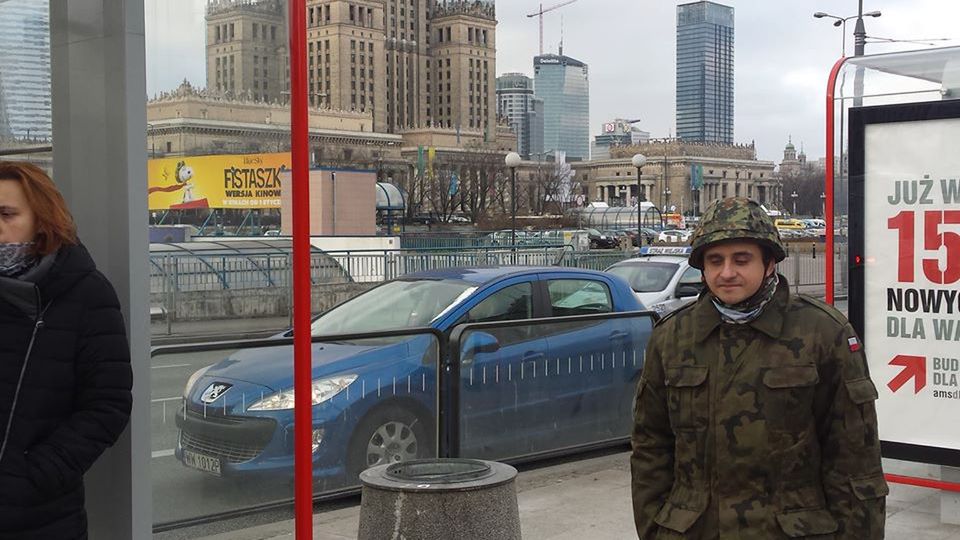 Karol często chodzi w mundurze wojskowym