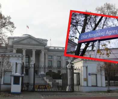 Symboliczna zmiana przed ambasadą Rosji