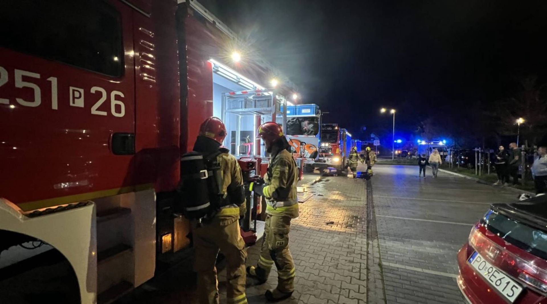 Nocny alarm na Naramowicach w Poznaniu. Strażacy gasili pożar w piwnicy domu