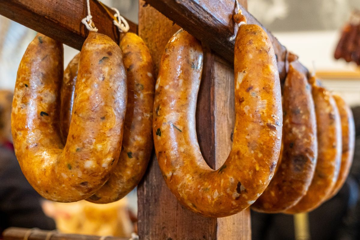 Tradycyjna wędzona kiełbasa z Portugalii