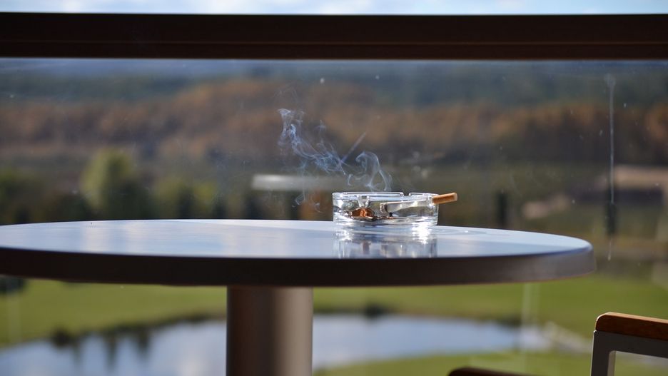 Palenie na balkonie. Mandat? Nawet 500 złotych