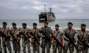 Ćwiczenia z ostrą amunicją. Irańskie wojska w strategicznym punkcie