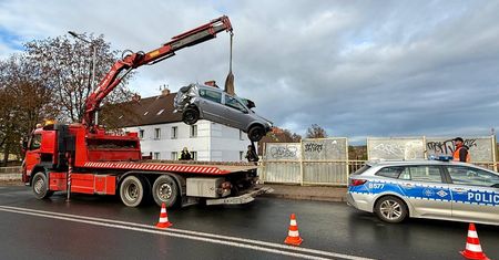 18-latka za kierownicą. Opel spadł z wiaduktu