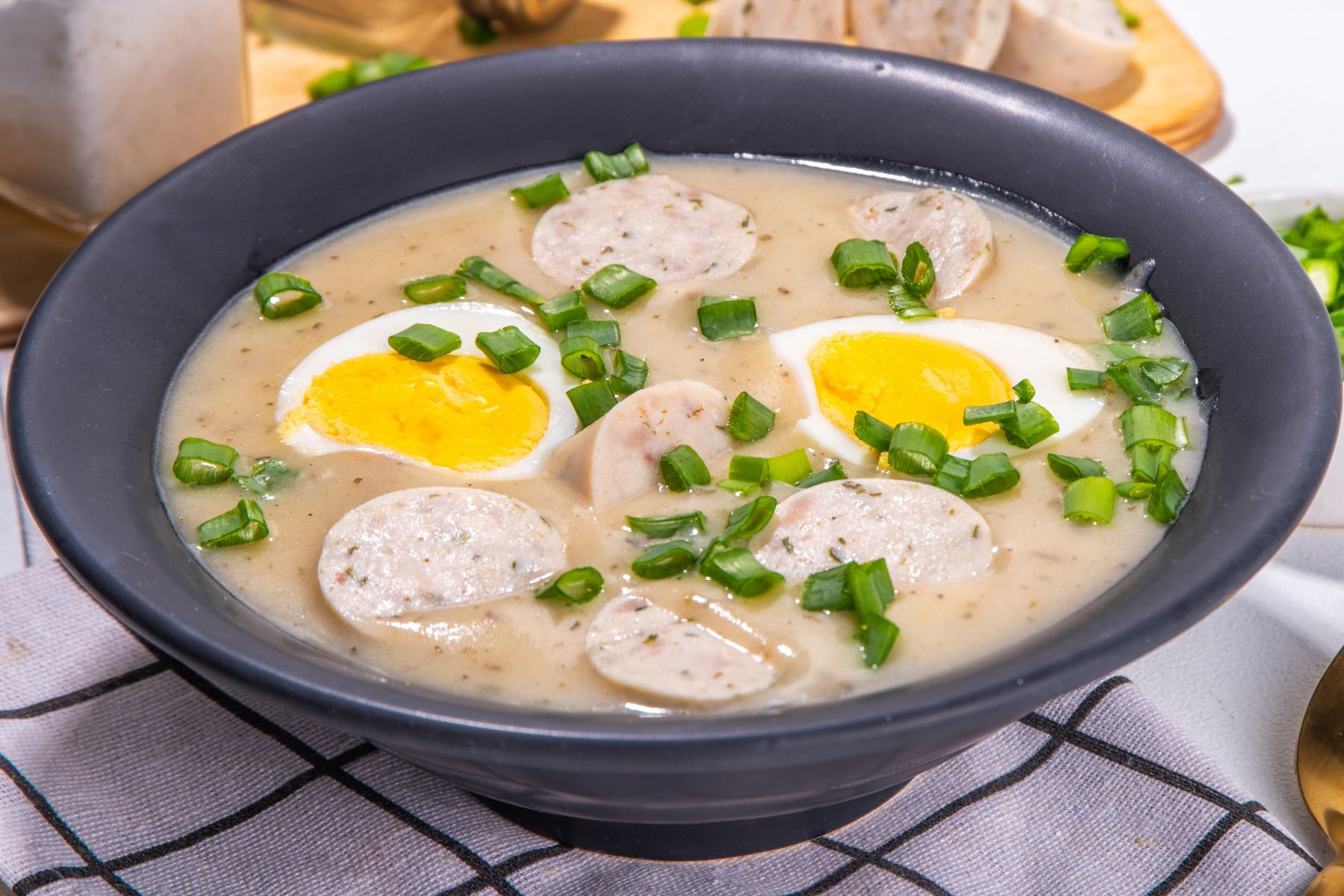 Jakie przyprawy do żurku? Bez nich choćby nie zaczynaj gotować wielkanocnej zupy