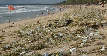 "Śmieciowy" problem na Bali powrócił. Tony plastiku na popularnych plażach