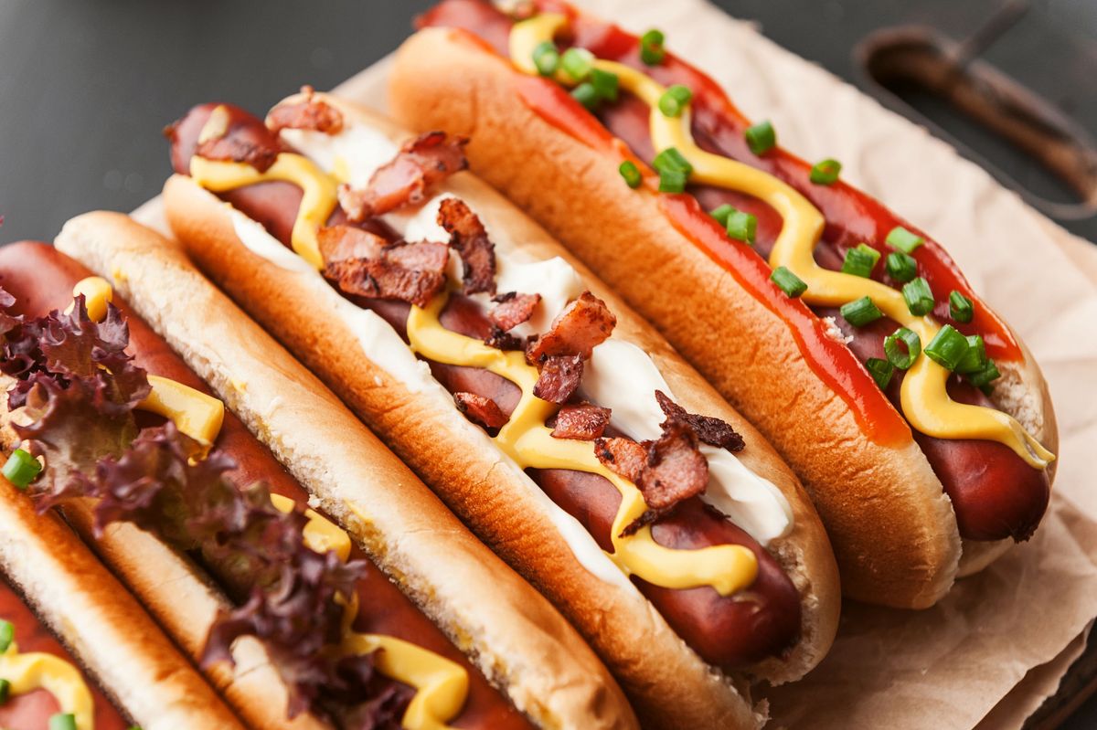 Klasyczny hot dog to mleczna bułka, podgrzana w specjalnej maszynie, parówka i sos – musztarda, majonej lub keczup