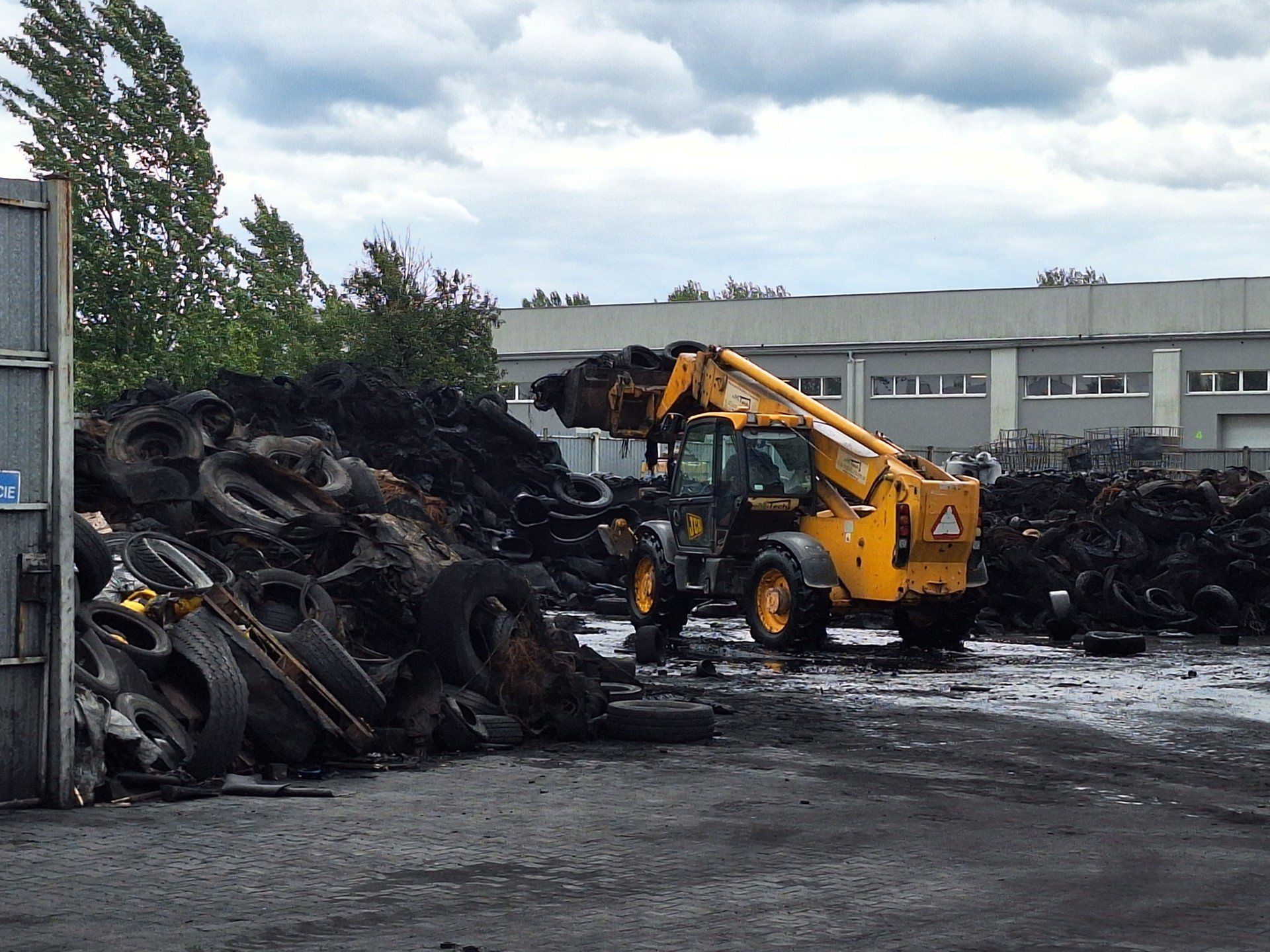 Po pożarze w zakładzie recyklingu opon w Toruniu
