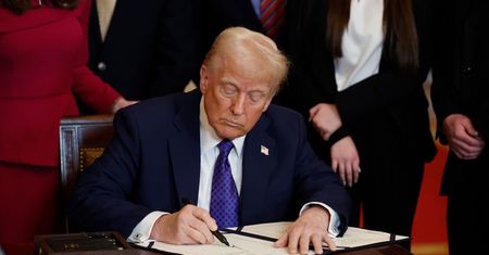 Trump spełnił groźby. Nałożył cła na trzy kraje. Jest już reakcja