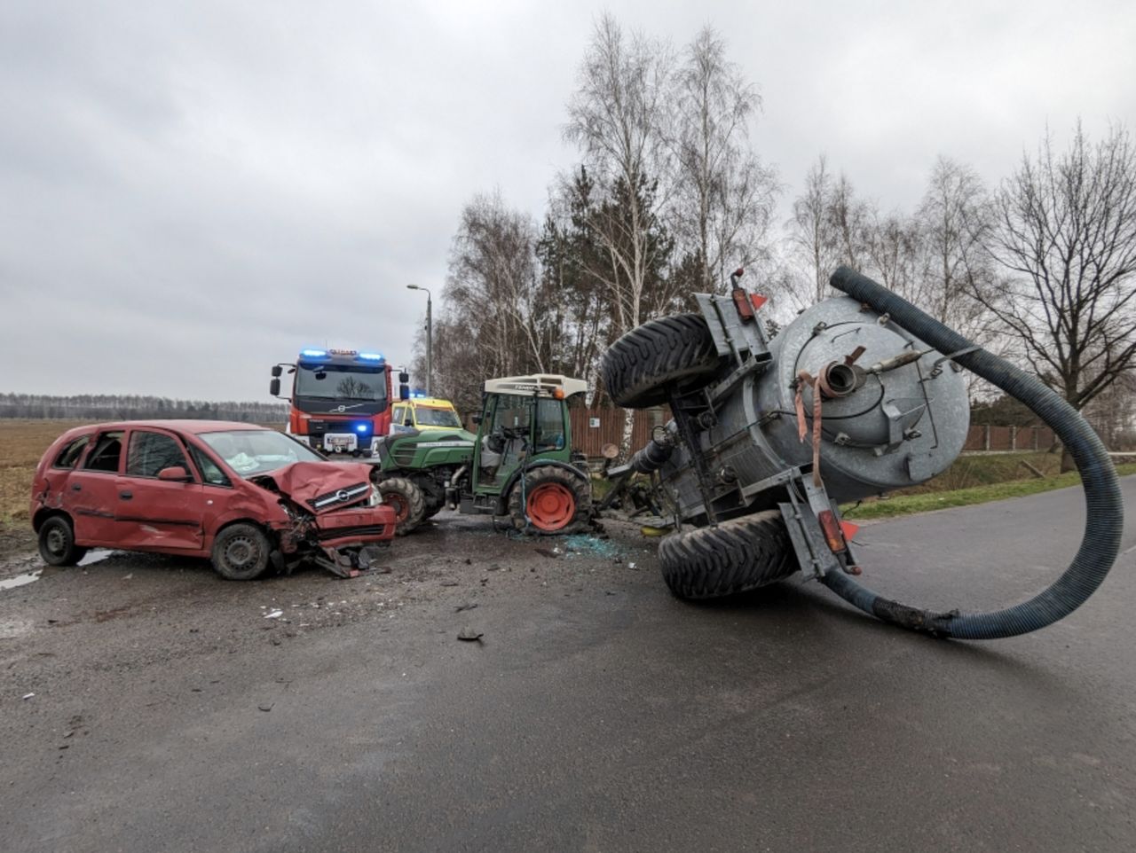 Wypadek traktora i auta. Beczkowóz przewrócił się na bok